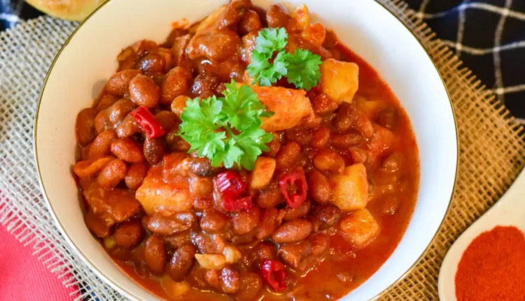 Prato de feijão baiano com temperos e pimentas