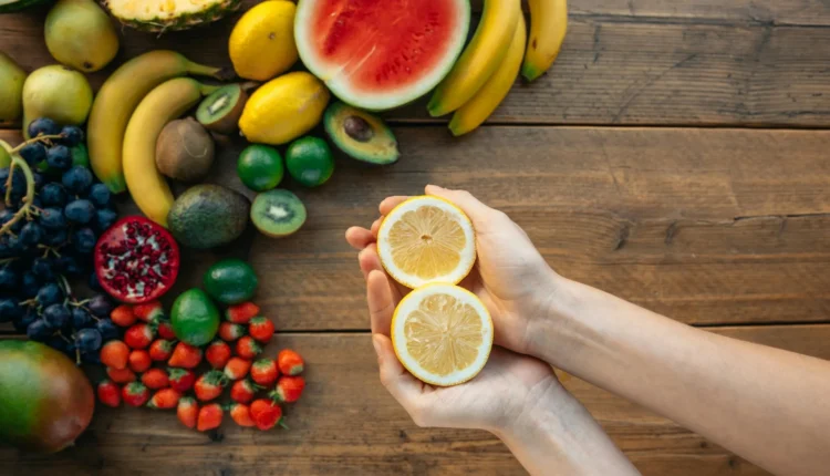 Frutas frescas, incluindo limão, ilustrando os ingredientes essenciais para fazer um sal de fruta caseiro.