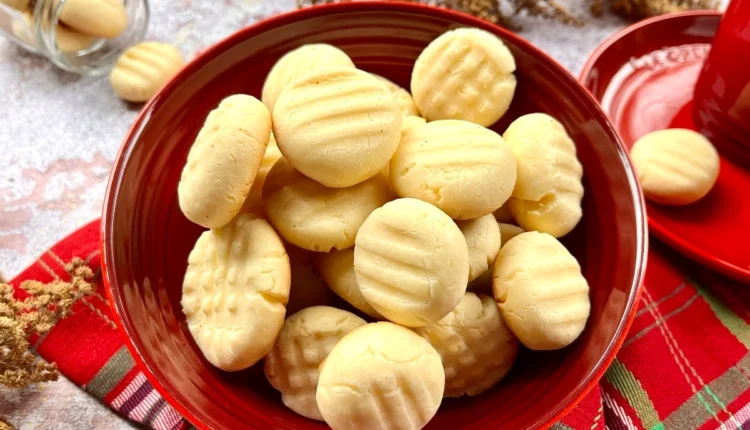 Biscoitos de maizena (sequilhos) prontos em uma tigela vermelha, prontos para o consumo.