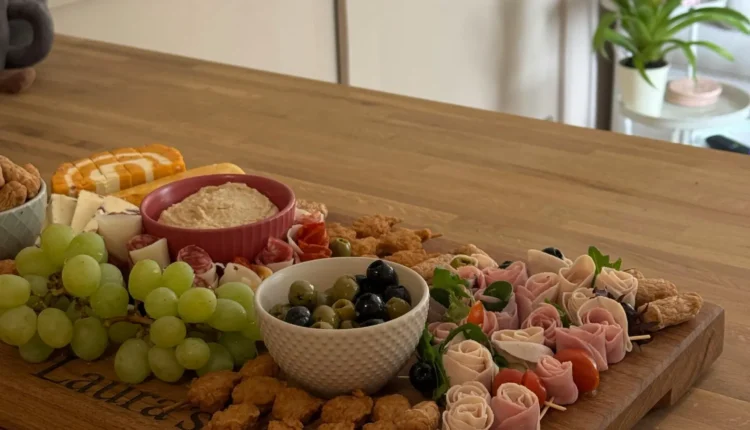 Tábua de frios com queijos, frutas e embutidos, ideal para entrada no fim de semana.
