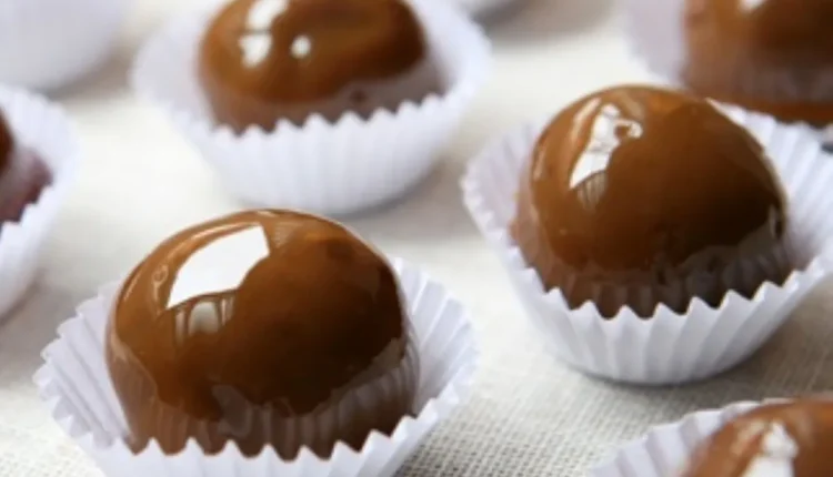 Imagem de brigadeiros caramelizados, perfeitos para quem ama doces deliciosos.