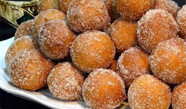 Bolinhos de chuva crocantes e cobertos com açúcar.