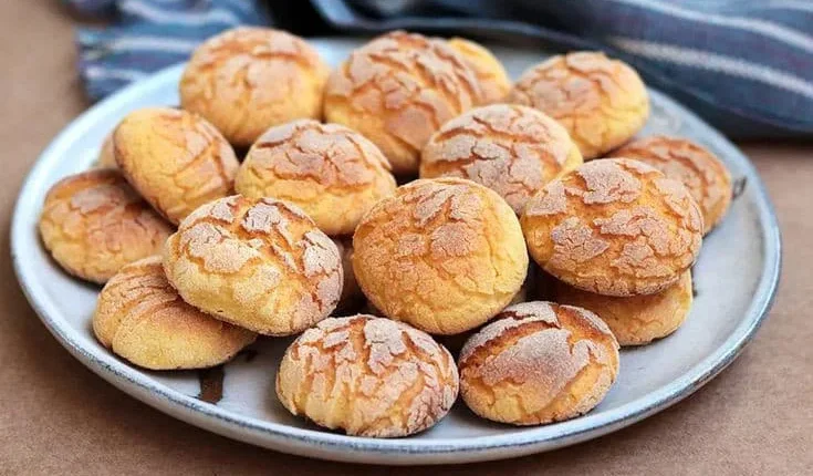 "Broa de mandioca com coco e rapadura, assada e servida em um prato.