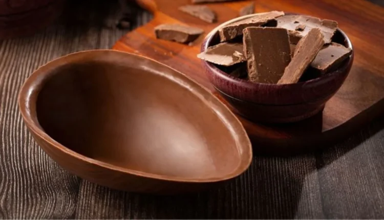 Ingredientes para ovo de Páscoa caseiro, com chocolate em pedaços e casca de ovo de chocolate