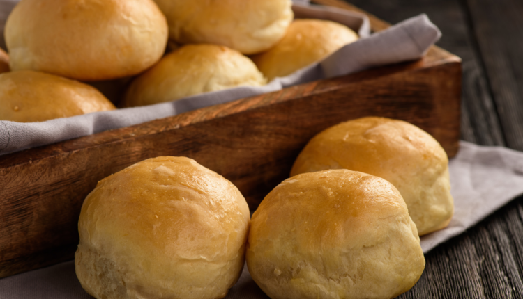 Pão recheado fresco saindo do forno, ideal para lanches saborosos.