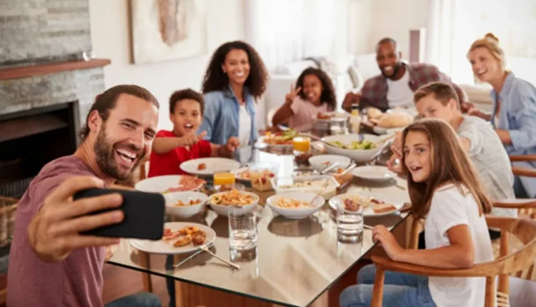 Família reunida à mesa durante o almoço de Páscoa, celebrando com pratos deliciosos