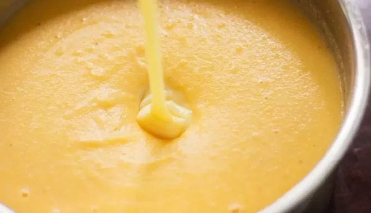 Mingau de milho com textura cremosa sendo servido
