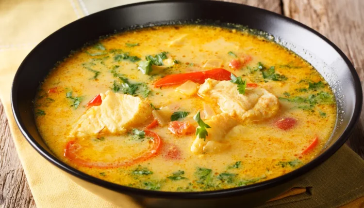 Moqueca baiana cremosa com peixe fresco, pimentões e leite de coco, prato típico da Bahia.