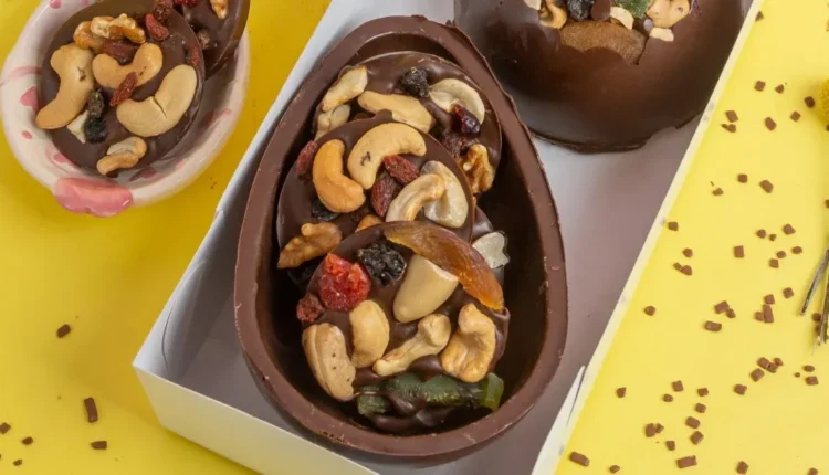 Ovo de Páscoa fit com chocolate amargo e mix de castanhas e frutas secas