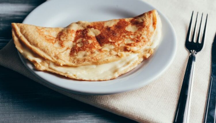 Panqueca feita sem farinha de trigo, usando apenas ovo e tapioca, servida em prato branco.