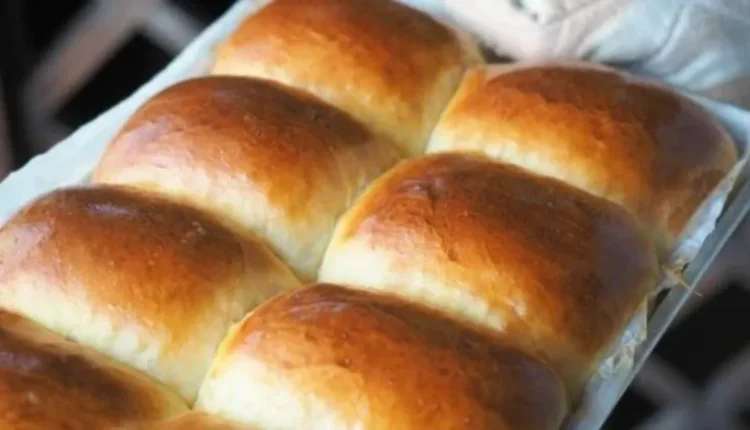 pães caseiros dourados e macios recém-saídos do forno