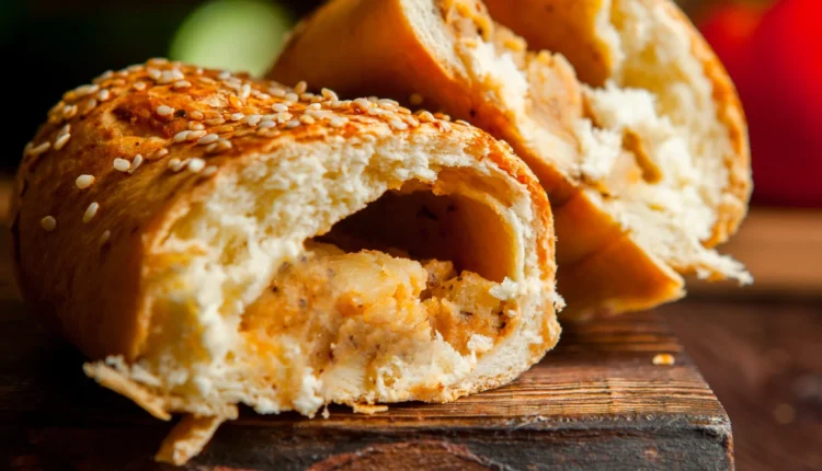 Pão recheado quente com recheio suculento, apresentado com uma crosta dourada e sementes de gergelim, perfeito para um lanche prático.