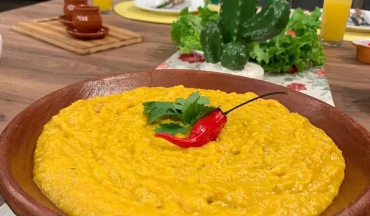 Vatapá com pimenta e toque de coentro, servido em tigela de barro.