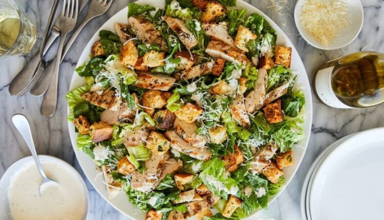 Salada Caesar com peito de frango grelhado, croutons e queijo ralado.