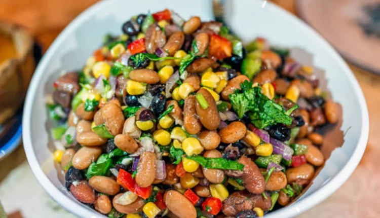 Salada colorida de feijão denso com milho e vegetais frescos