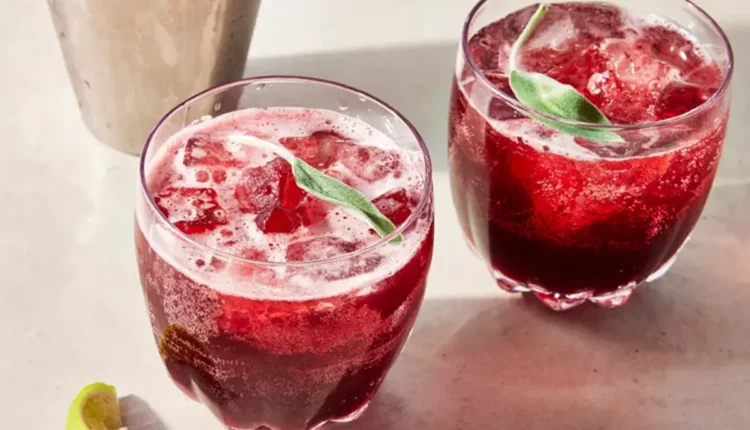 Sleep Girl Mocktail servido em copos com gelo e folhas de sálvia, uma bebida refrescante sem álcool para ajudar no sono