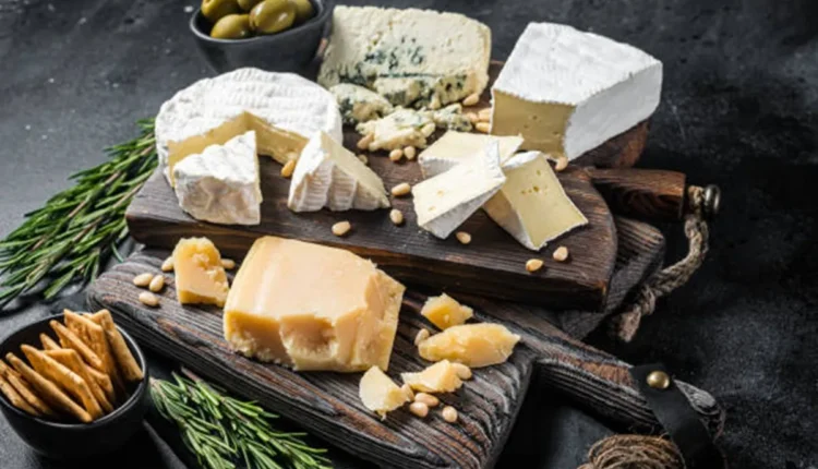 Seleção de queijos em tábuas de madeira, ideais para quem evita lactose