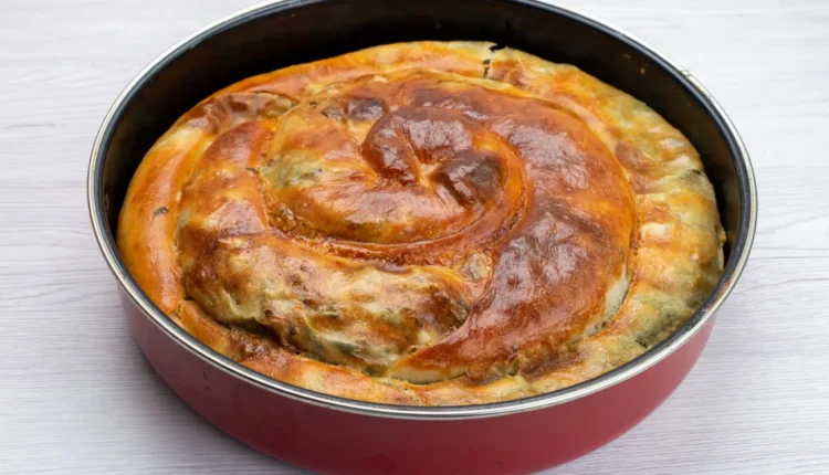 "Torta de liquidificador assada, com crosta dourada e recheio fofo, pronta para ser servida.