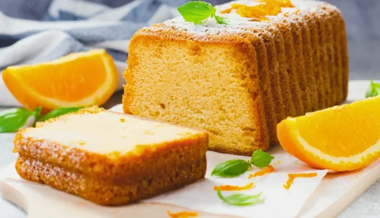 Bolo de laranja caseiro tipo Pullman, com fatias macias e decorado com raspas de laranja