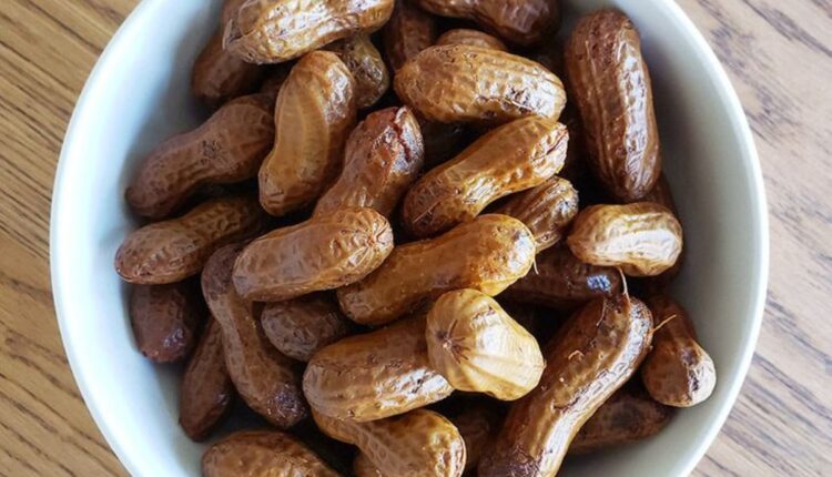 Segredo para cozinhar amendoim perfeito em casa, com casca e sabor tradicional.