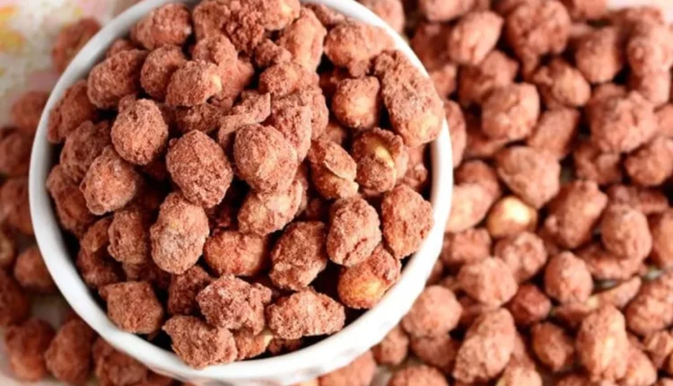 Amendoins cobertos com açúcar caramelizado, preparados de forma artesanal.