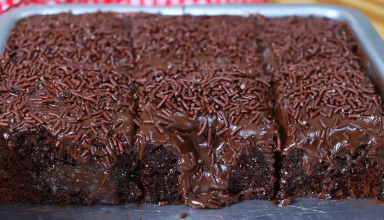 Bolo de chocolate super molhadinho com cobertura cremosa e granulado de chocolate