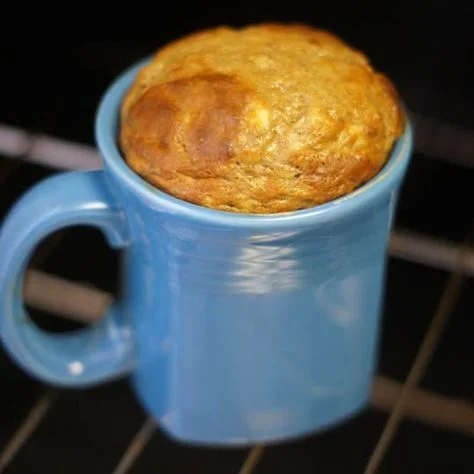 Bolo de caneca assado Bolo de caneca assado, servido em uma caneca azul.