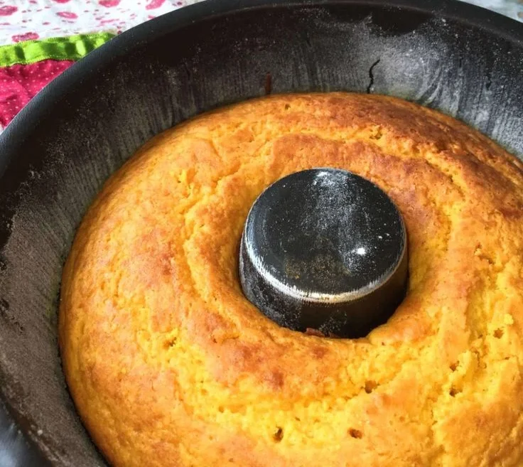 Bolo de Cenoura Sem Glúten e Sem Lactose: Uma opção saudável e deliciosa Bolo de cenoura sem glúten e sem lactose saindo do forno