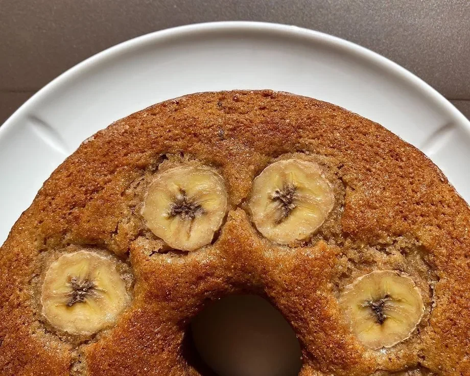 Bolo Vegano de Banana - Doce e saudável Bolo vegano de banana - Bolo macio coberto com fatias de banana fresca.