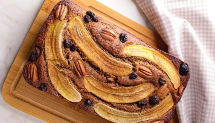 Bolo vegano para crianças - Delicioso bolo com bananas, pecãs e frutas secas.