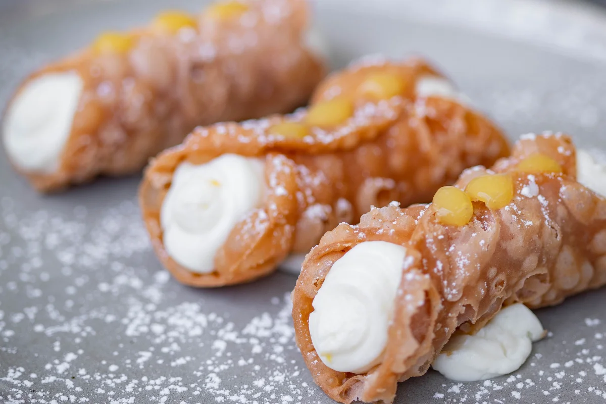 Cannoli vegano com creme de baunilha Deliciosos cannolis veganos recheados com creme de baunilha e decorados com frutas cristalizadas.