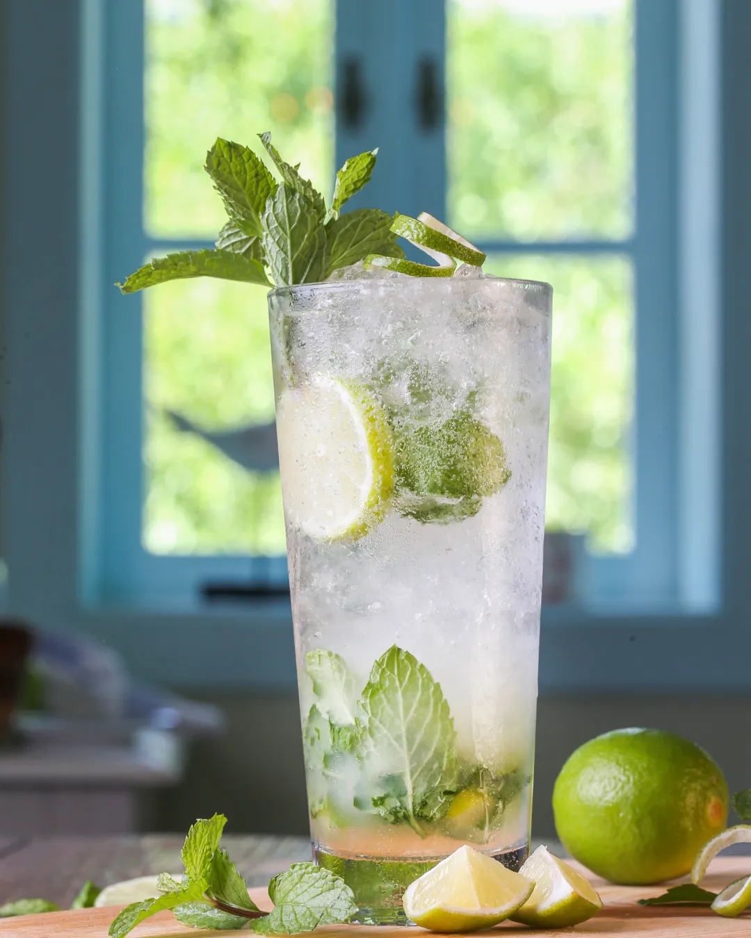 Mojito Refrescante com Limão e Hortelã Mojito refrescante com limão e hortelã em copo alto.