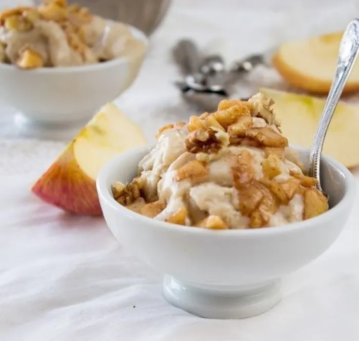 Creme Gelado de Frutas e Castanhas - Sabor e frescor Creme gelado de frutas com castanha - Sobremesa de frutas congeladas com castanhas picadas