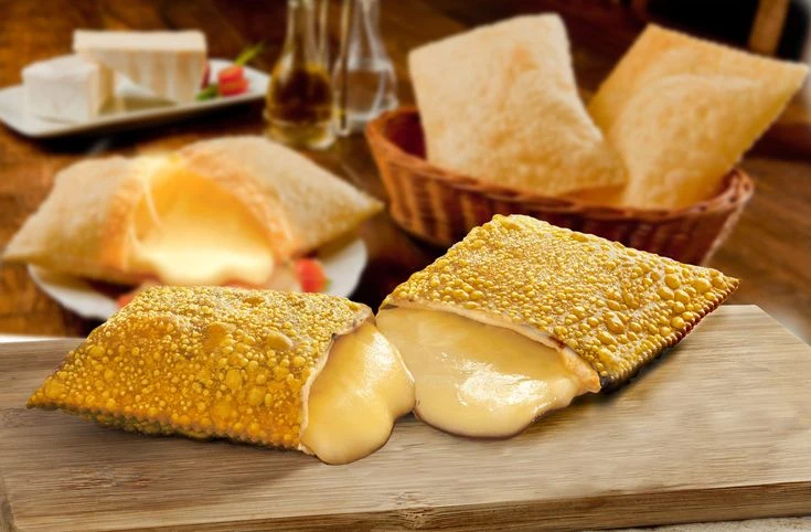 Pastel de queijo com recheio cremoso e crocância perfeita Pastel crocante recheado com queijo derretido