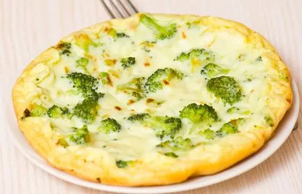 Grãomelete com Brócolis - Uma refeição nutritiva e saborosa Grãomelete com brócolis - Omelete saudável com brócolis fresco e queijo.