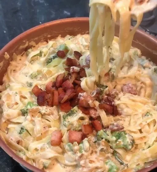 Macarrão ao molho branco com bacon e brócolis. Macarrão cremoso ao molho branco com pedaços crocantes de bacon e brócolis.