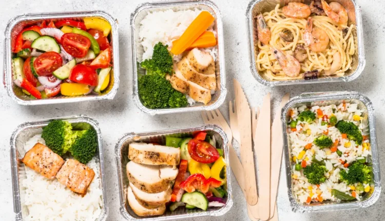 Marmitas saudáveis com arroz, frango grelhado, salmão, vegetais e macarrão com camarões.