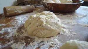 Massa fresca sendo preparada para pastel de coalhada