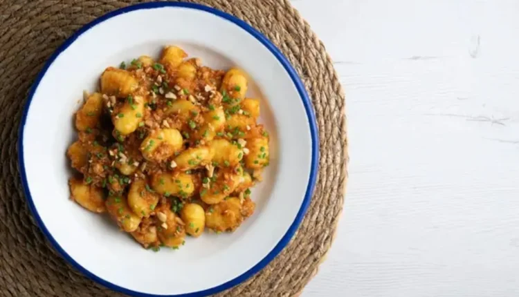 Nhoque de batata ao molho de tomate com manteiga no centro