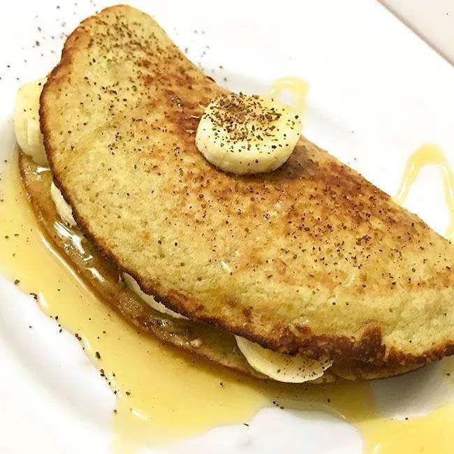 Panqueca de Banana Sem Glúten e Sem Lactose: Uma opção saudável e deliciosa Panqueca de banana sem glúten e sem lactose com canela e mel.