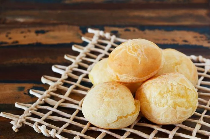 Pão de Queijo Sem Lactose: Sabor e Crocância Sem Preocupações Pão de queijo sem lactose, fresquinho e crocante, ideal para quem busca uma opção sem lactose.