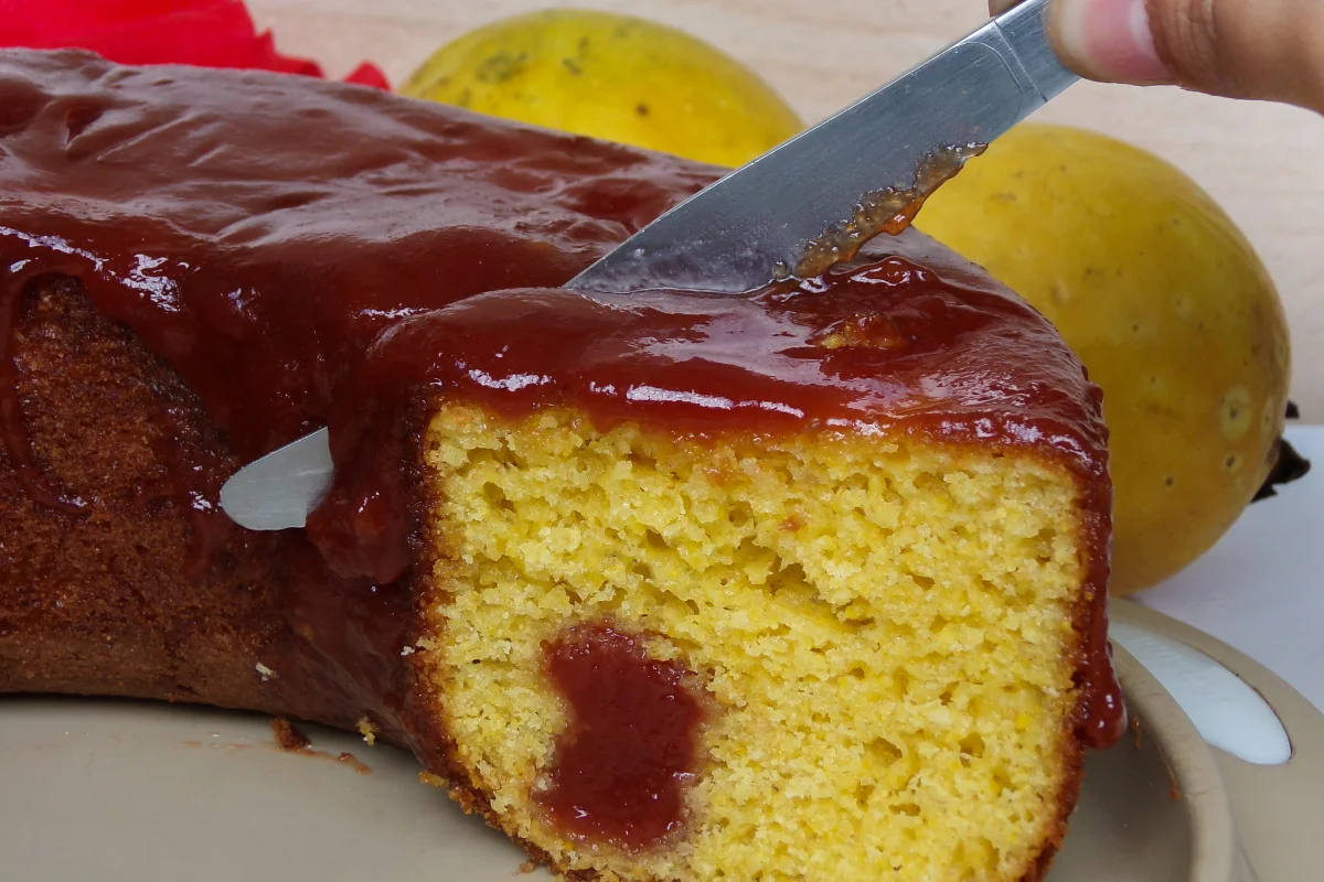 Bolo de Fubá com Goiabada Bolo de fubá com goiabada sendo cortado, mostrando a textura fofa e o recheio de goiabada.