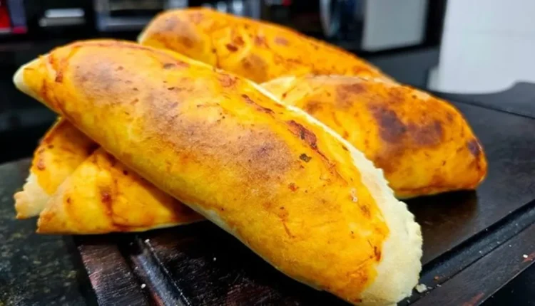 Pastéis de coalhada dourados e fresquinhos prontos para servir