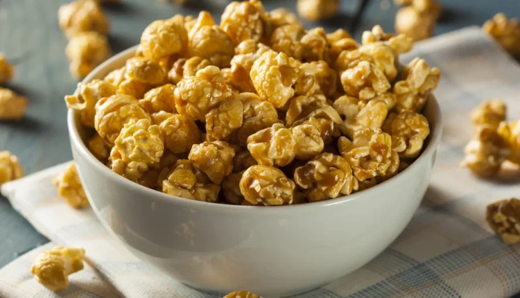Pipoca caramelizada pronta para o lanche, em uma tigela branca