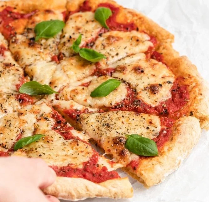Pizza Sem Glúten e Sem Lactose: Uma opção saudável e deliciosa Pizza sem glúten e sem lactose com molho de tomate, queijo sem lactose e manjericão.