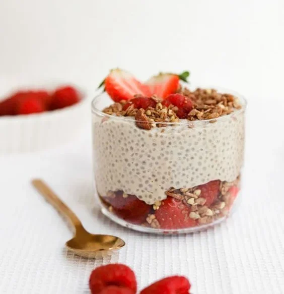Pudim de Chia: Uma opção saudável e deliciosa Pudim de chia com morangos e granola, servido em copo