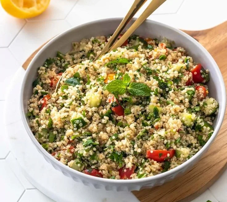 Quinoa com Legumes: Uma opção saudável e deliciosa Salada de quinoa com legumes frescos, uma opção saudável e nutritiva