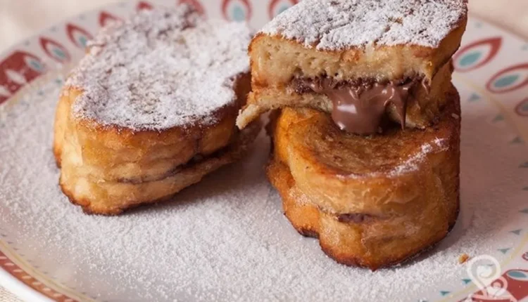 Rabanada recheada com chocolate, coberta com açúcar de confeiteiro.