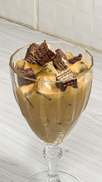 Sobremesa fácil Sobremesa cremosa com pedaços de bis coberta com chocolate