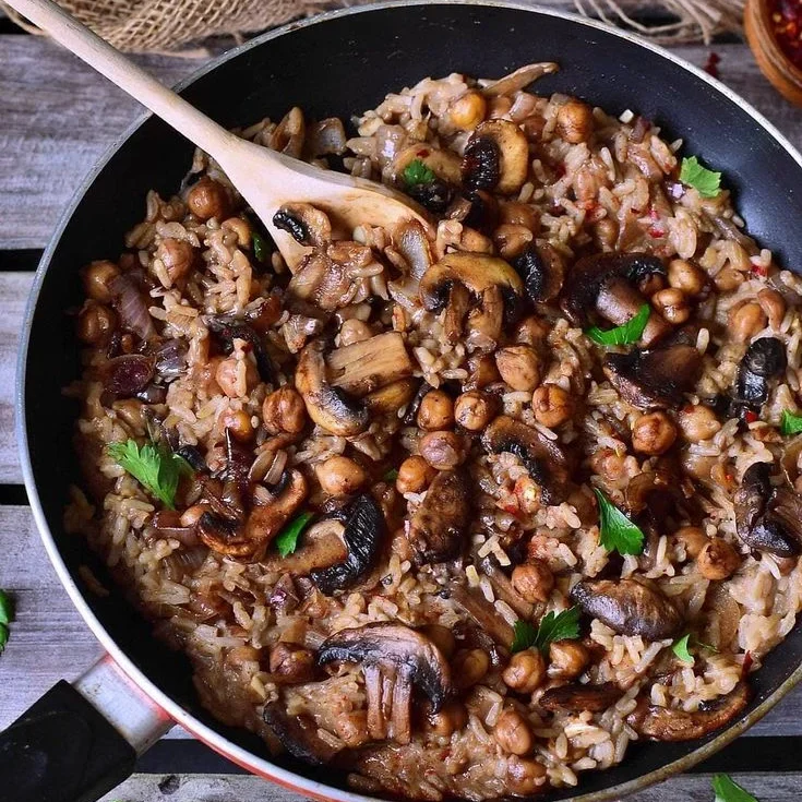 Risoto de cogumelos com arroz integral e grão-de-bico, servido com um toque de salsinha fresca